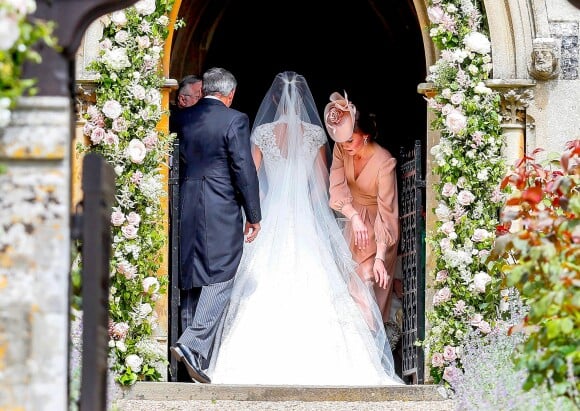 Pippa Middleton, son père Michael Middleton et sa soeur Catherine (Kate) Middleton, duchesse de Cambridge - Mariage de Pippa Middleton et James Matthews, en l'église St Mark's, à Englefield, Berkshire, Royaume Uni, le 20 mai 2017.