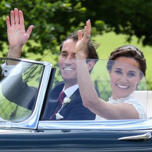 Pippa Middleton et son mari James Matthews dans une Jaguar Type E cabriolet - Mariage de Pippa Middleton et James Matthews, en l'église St Mark, à Englefield, Berkshire, Royaume Uni, le 20 mai 2017.