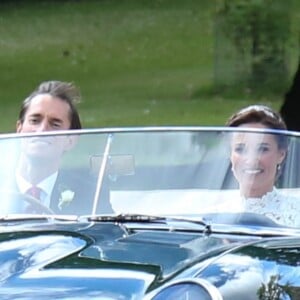 Pippa Middleton et son mari James Matthews dans une Jaguar Type E cabriolet - Mariage de Pippa Middleton et James Matthews, en l'église St Mark, à Englefield, Berkshire, Royaume Uni, le 20 mai 2017.