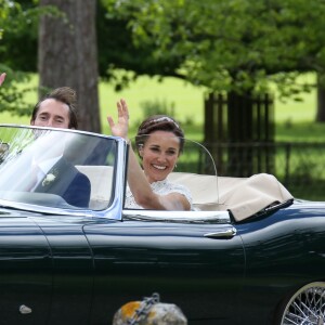 Pippa Middleton et son mari James Matthews dans une Jaguar Type E cabriolet - Mariage de Pippa Middleton et James Matthews, en l'église St Mark, à Englefield, Berkshire, Royaume Uni, le 20 mai 2017.