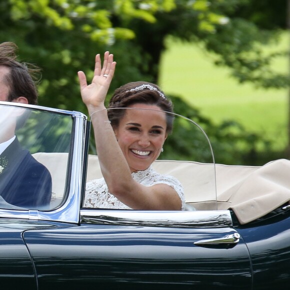 Pippa Middleton et son mari James Matthews dans une Jaguar Type E cabriolet - Mariage de Pippa Middleton et James Matthews, en l'église St Mark, à Englefield, Berkshire, Royaume Uni, le 20 mai 2017.