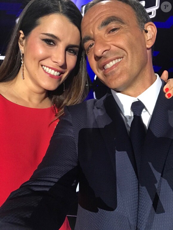 Karine Ferri et Nikos Aliagas lors du premier live de The Voice 6 sur TF1, le 20 mai 2017.