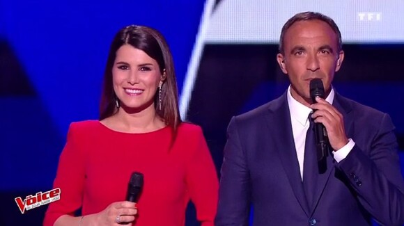 Karine Ferri et Nikos Aliagas font leur retour pour le premier live de The Voice 6 sur TF1, le 20 mai 2017.