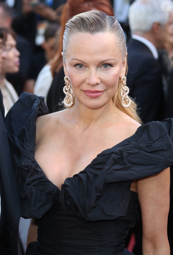Pamela Anderson (robe Vivienne Westwood) - Montée des marches du film "120 battements par minute" lors du 70ème Festival International du Film de Cannes, France, le 20 mai 2017. © Denis Guignebourg Bestimage