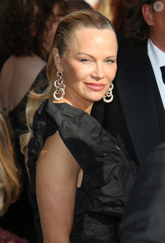 Pamela Anderson (robe Vivienne Westwood) - Montée des marches du film "120 battements par minute" lors du 70ème Festival International du Film de Cannes, France, le 20 mai 2017. © Denis Guignebourg Bestimage