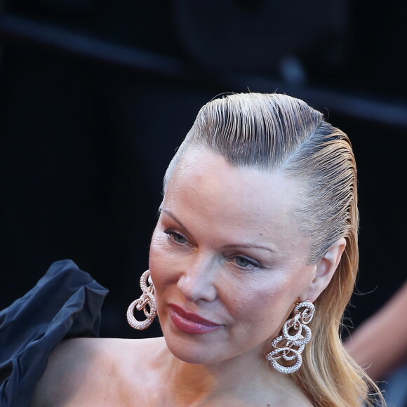 Pamela Anderson (robe Vivienne Westwood) - Montée des marches du film "120 battements par minute" lors du 70ème Festival International du Film de Cannes, France, le 20 mai 2017. © Denis Guignebourg Bestimage