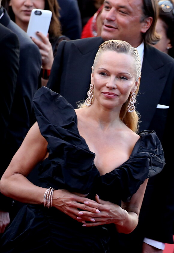 Pamela Anderson (robe Vivienne Westwood) - Montée des marches du film "120 battements par minute" lors du 70ème Festival International du Film de Cannes, France, le 20 mai 2017. © Denis Guignebourg Bestimage