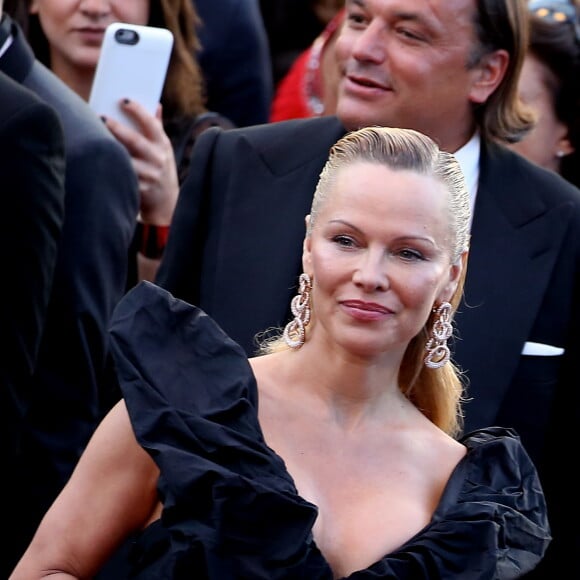 Pamela Anderson (robe Vivienne Westwood) - Montée des marches du film "120 battements par minute" lors du 70ème Festival International du Film de Cannes, France, le 20 mai 2017. © Denis Guignebourg Bestimage