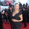Pamela Anderson (robe Vivienne Westwood) - Montée des marches du film "120 battements par minute" lors du 70ème Festival International du Film de Cannes, France, le 20 mai 2017. © Denis Guignebourg Bestimage