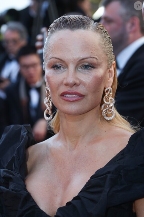 Pamela Anderson (robe Vivienne Westwood) - Montée des marches du film "120 battements par minute" lors du 70ème Festival International du Film de Cannes, France, le 20 mai 2017. © Denis Guignebourg Bestimage