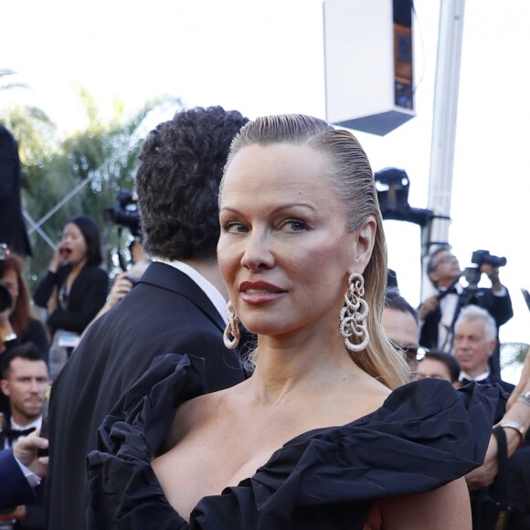 Pamela Anderson (robe Vivienne Westwood) - Montée des marches du film "120 battements par minute" lors du 70ème Festival International du Film de Cannes, France, le 20 mai 2017. © Denis Guignebourg Bestimage