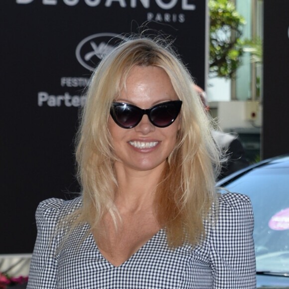 Pamela Anderson (robe Vivienne Westwood) - Montée des marches du film "120 battements par minute" lors du 70ème Festival International du Film de Cannes, France, le 20 mai 2017. © Denis Guignebourg Bestimage