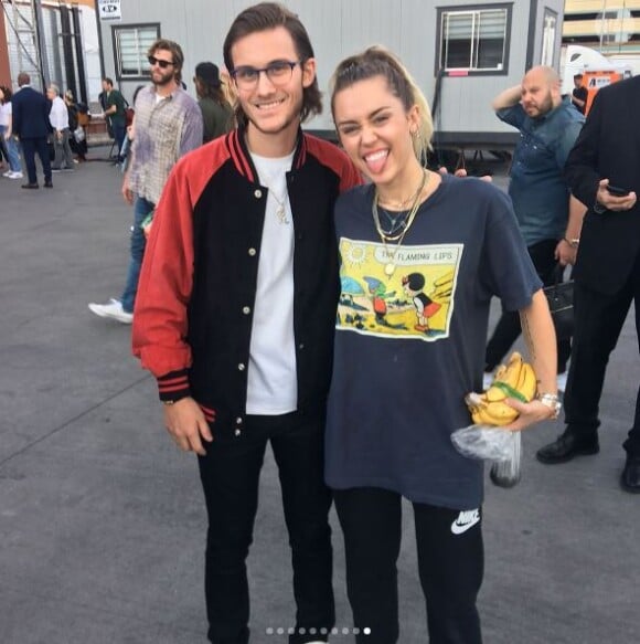 René-Charles pose avec Miley Cyrus aux Billboard Music Awards à Las Vegas, le 21 mai 2017