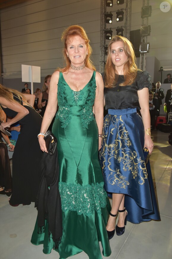La princesse Beatrice d'York et sa mère Sarah Ferguson, duchesse d'York - Défilé de mode de la fondation "Fashion for Relief" à l'aéroport de Cannes-Mandelieu, en marge du 70e Festival International du Film de Cannes. Cannes, le 21 mai 2017.