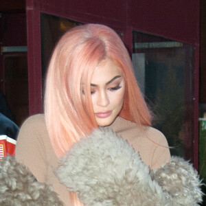 Exclusif - Kylie Jenner avec une nouvelle couleur de cheveux orange et son compagnon Tyga sont allés diner en amoureux à New York, le 13 février 2017.