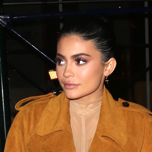 Kylie Jenner et son compagnon Tyga sont allés diner au restaurant Nobu à New York. Kylie porte une combinaison pantalon beige très transparente qui laisse entrevoir ses dessous! Le 11 février 2017.