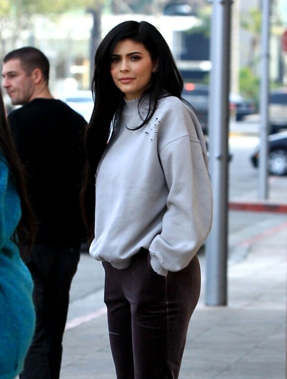 Exclusif - Kylie Jenner porte une bague de fiançailles XXL à l'annulaire gauche! Kylie et son petit ami Tyga sont allés hier dans une bijouterie ensemble, les tourtereaux se serait-ils secrètement fiancés? Le 1er janvier 2017.