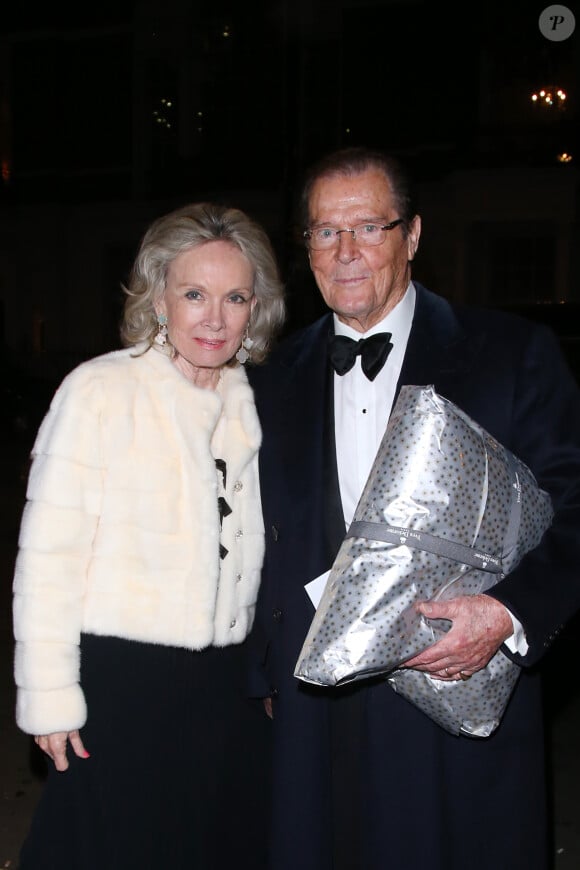 Exclusif - Sir Roger Moore et sa femme Kristina Tholstrup - Soirée pour les 80 ans de Bertil Bernadotte (cousin du roi de Suède) au Brook's club à Londres le 12 octobre 2015
