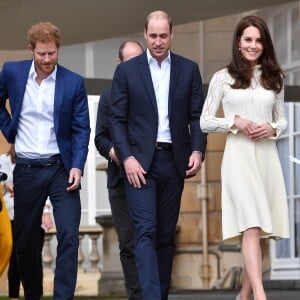 Le prince William, duc de Cambridge, Catherine (Kate) Middleton, duchesse de Cambridge, et le prince Harry accueillent les enfants de ceux qui sont morts au service des Forces armées lors d'une une fête au palais de Buckingham à Londres le 13 mai 2017.