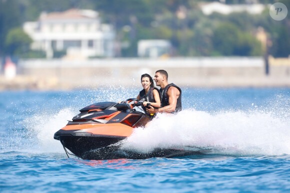 Kourtney Kardashian et son chéri Younes Bendjima font du jet ski à Antibes, le 24 mai 2017