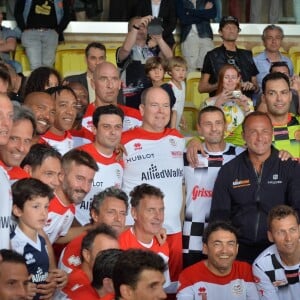 Le prince Albert II de Monaco pose avec ses coéquipiers et l'équipe des Pilotes de F1 - Traditionnel match de football caritatif opposant l'A.S. Star Team for Children à l'Association Mondiale des Pilotes de F1, au stade Louis II, à Monaco, le 23 mai 2017. © Michael Alesi/Bestimage