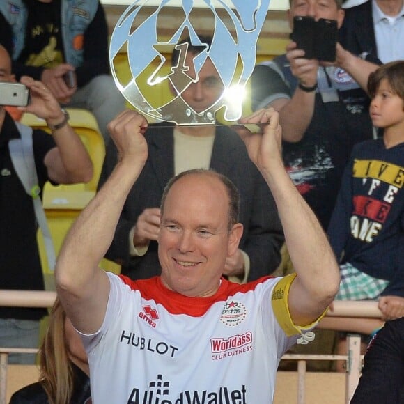 Le prince Albert II de Monaco avec la coupe des vainqueurs - Traditionnel match de football caritatif opposant l'A.S. Star Team for Children à l'Association Mondiale des Pilotes de F1, au stade Louis II, à Monaco, le 23 mai 2017. © Michael Alesi/Bestimage