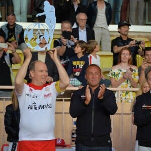 Le prince Albert II de Monaco avec la coupe des vainqueurs - Traditionnel match de football caritatif opposant l'A.S. Star Team for Children à l'Association Mondiale des Pilotes de F1, au stade Louis II, à Monaco, le 23 mai 2017. © Michael Alesi/Bestimage