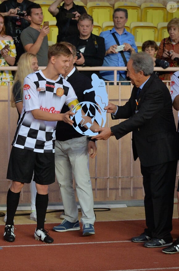 Mick Schumacher reçoit un trophée - Traditionnel match de football caritatif opposant l'A.S. Star Team for Children à l'Association Mondiale des Pilotes de F1, au stade Louis II, à Monaco, le 23 mai 2017. © Michael Alesi/Bestimage