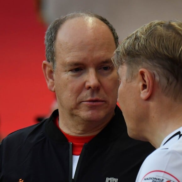 Le prince Albert II de Monaco discute avec Mika Hakkinen - Traditionnel match de football caritatif opposant l'A.S. Star Team for Children à l'Association Mondiale des Pilotes de F1, au stade Louis II, à Monaco, le 23 mai 2017. © Michael Alesi/Bestimage