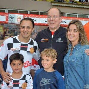 Le prince Albert II de Monaco avec le pilote de formule 1 Felipe Massa en famille, avec sa femme Raffaella Bassi et leur fils Felipinho - Traditionnel match de football caritatif opposant l'A.S. Star Team for Children à l'Association Mondiale des Pilotes de F1, au stade Louis II, à Monaco, le 23 mai 2017. © Michael Alesi/Bestimage