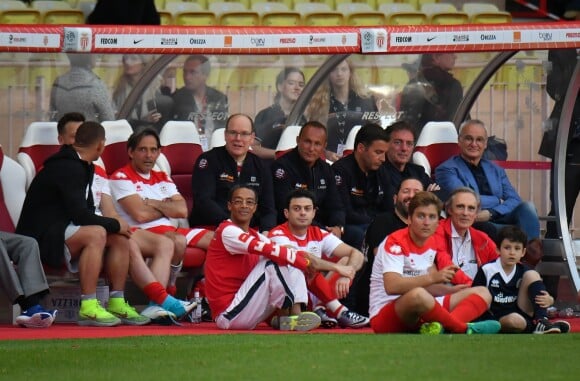 Le prince Albert II de Monaco sur le banc des remplaçants avec ses coéquipiers - Traditionnel match de football caritatif opposant l'A.S. Star Team for Children à l'Association Mondiale des Pilotes de F1, au stade Louis II, à Monaco, le 23 mai 2017. © Michael Alesi/Bestimage