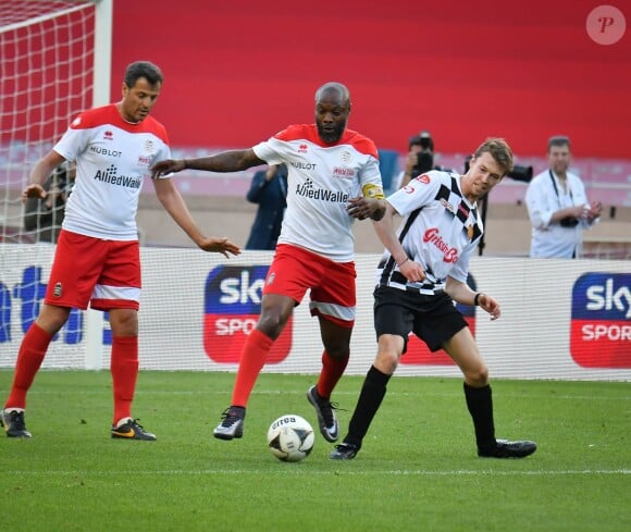 William Gallas et Daniil Kvyat - Traditionnel match de football caritatif opposant l'A.S. Star Team for Children à l'Association Mondiale des Pilotes de F1, au stade Louis II, à Monaco, le 23 mai 2017. © Michael Alesi/Bestimage