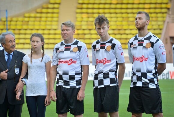 Mika Hakkinen entre ses enfants, sa fille Aina et son fils Hugo - Traditionnel match de football caritatif opposant l'A.S. Star Team for Children à l'Association Mondiale des Pilotes de F1, au stade Louis II, à Monaco, le 23 mai 2017. © Michael Alesi/Bestimage