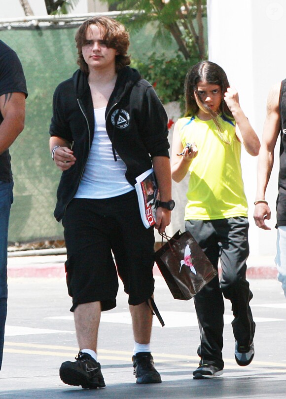 Prince et Blanket Jackson (les enfants de Michael Jackson) font du shopping avec des amis a Topanga Hills, le 18 juin 2013