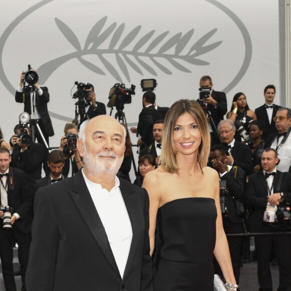 Gérard Jugnot et sa compagne Patri­cia Campi - Montée des marches du film "Twin Peaks" lors du 70ème Festival International du Film de Cannes. Le 25 mai 2017. © Pierre Pérusseau/Bestimage