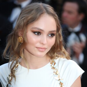 Lily Rose Depp à la montée des marches du film "Les Fantômes d'Ismaël" lors du 70e Festival International du Film de Cannes, le 17 mai 2017. © Denis Guignebourg/Bestimage