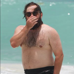 Exclusif - Haley Joel Osment s’amuse dans les vagues avec une mystérieuse inconnue lors de ses vacances à Cancun au Mexique, le 26 mai 2017