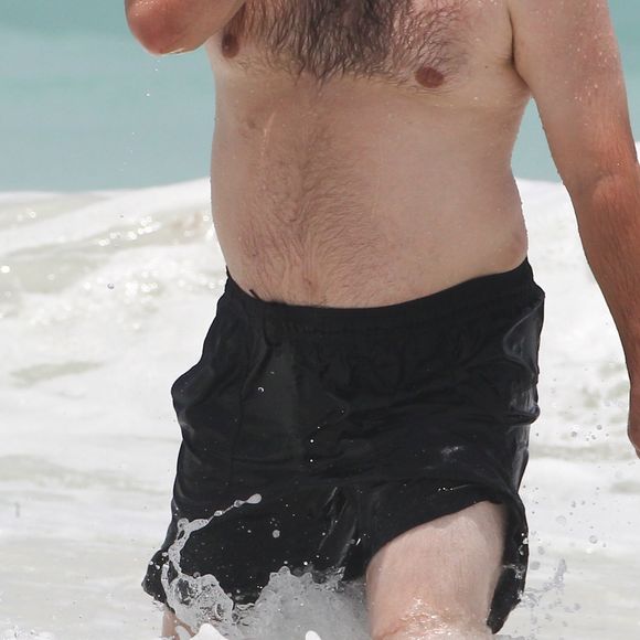 Exclusif - Haley Joel Osment (acteur du film 'Sixth Sense’) s’amuse dans les vagues avec une mystérieuse inconnue lors de ses vacances à Cancun au Mexique, le 26 mai 2017