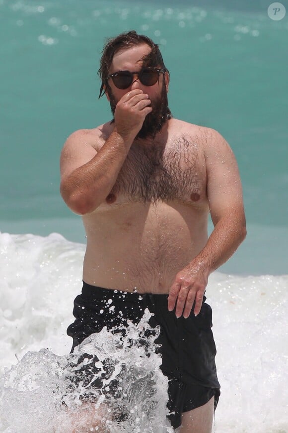 Exclusif - Haley Joel Osment (acteur du film 'Sixth Sense’) s’amuse dans les vagues avec une mystérieuse inconnue lors de ses vacances à Cancun au Mexique, le 26 mai 2017