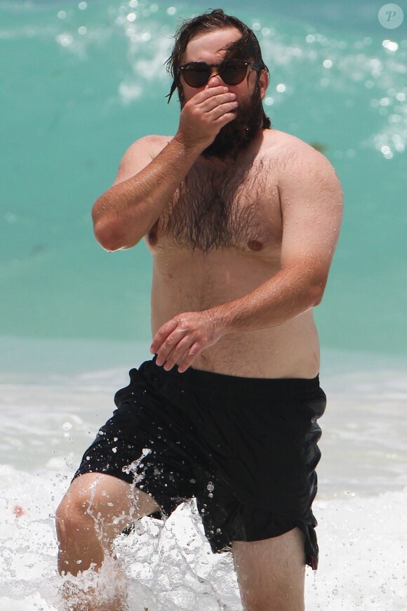 Exclusif - Haley Joel Osment (acteur du film 'Sixth Sense’) s’amuse dans les vagues avec une mystérieuse inconnue lors de ses vacances à Cancun au Mexique, le 26 mai 2017