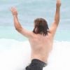 Exclusif - Haley Joel Osment (acteur du film 'Sixth Sense’) s’amuse dans les vagues avec une mystérieuse inconnue lors de ses vacances à Cancun au Mexique, le 26 mai 2017