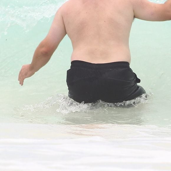 Exclusif - Haley Joel Osment (acteur du film 'Sixth Sense’) s’amuse dans les vagues avec une mystérieuse inconnue lors de ses vacances à Cancun au Mexique, le 26 mai 2017