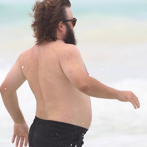 Exclusif - Haley Joel Osment (acteur du film 'Sixth Sense’) s’amuse dans les vagues avec une mystérieuse inconnue lors de ses vacances à Cancun au Mexique, le 26 mai 2017