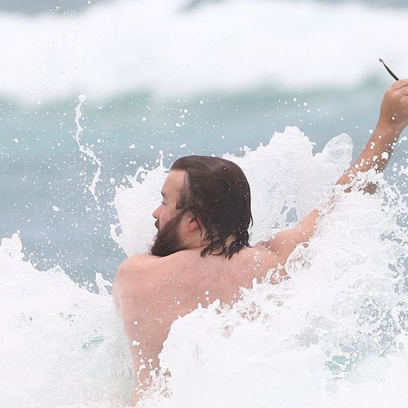 Exclusif - Haley Joel Osment (acteur du film 'Sixth Sense’) s’amuse dans les vagues avec une mystérieuse inconnue lors de ses vacances à Cancun au Mexique, le 26 mai 2017