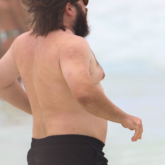 Exclusif - Haley Joel Osment (acteur du film 'Sixth Sense’) s’amuse dans les vagues avec une mystérieuse inconnue lors de ses vacances à Cancun au Mexique, le 26 mai 2017