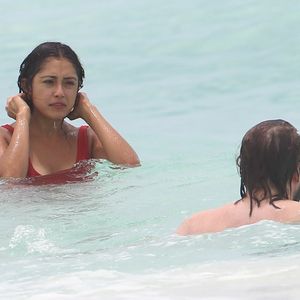 Exclusif - Haley Joel Osment, l'ex-enfant-star du Sixième Sens, s’amuse dans les vagues avec une mystérieuse inconnue lors de ses vacances à Cancun au Mexique, le 26 mai 2017