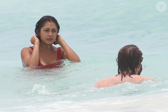 Exclusif - Haley Joel Osment, l'ex-enfant-star du Sixième Sens, s’amuse dans les vagues avec une mystérieuse inconnue lors de ses vacances à Cancun au Mexique, le 26 mai 2017