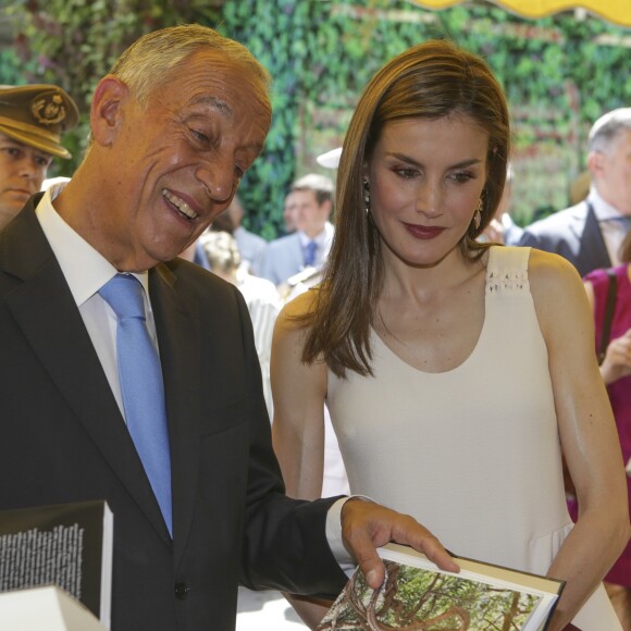 Le roi Felipe VI et la reine Letizia d'espagne reçoivent le président portugais Marcelo Rebelo de Sousa à l'occasion de l'inauguration du salon du livre à Madrid le 26 mai 2017