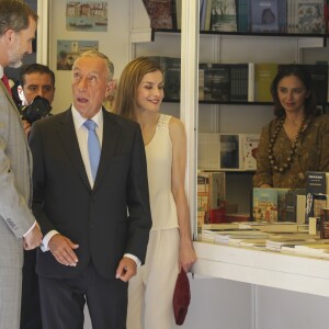 Le roi Felipe VI et la reine Letizia d'espagne reçoivent le président portugais Marcelo Rebelo de Sousa à l'occasion de l'inauguration du salon du livre à Madrid le 26 mai 2017