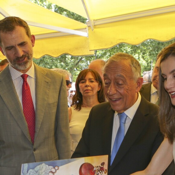 Le roi Felipe VI et la reine Letizia d'espagne reçoivent le président portugais Marcelo Rebelo de Sousa à l'occasion de l'inauguration du salon du livre à Madrid le 26 mai 2017